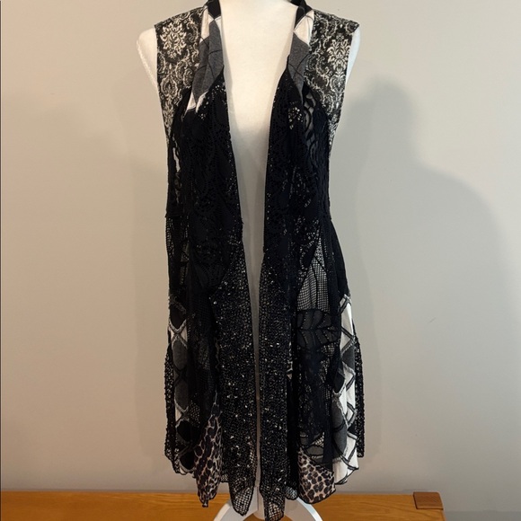 Super Boho animal print Black and White Patterned Sleeveless Vest - Picture 2 of 3